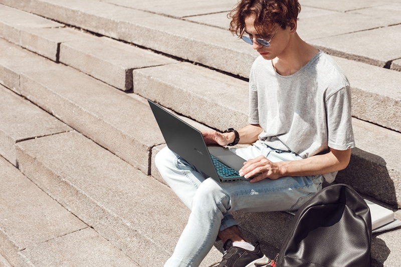 Young,Stylish,Guy,Wearing,Sunglasses,Sitting,On,Stairs,Outdoors,Working