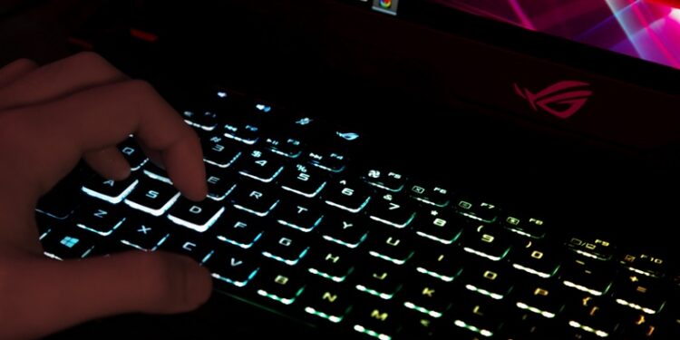 Cara Membersihkan Laptop ASUS ROG 2 - Tips Mengatasi Laptop ROG Lemot